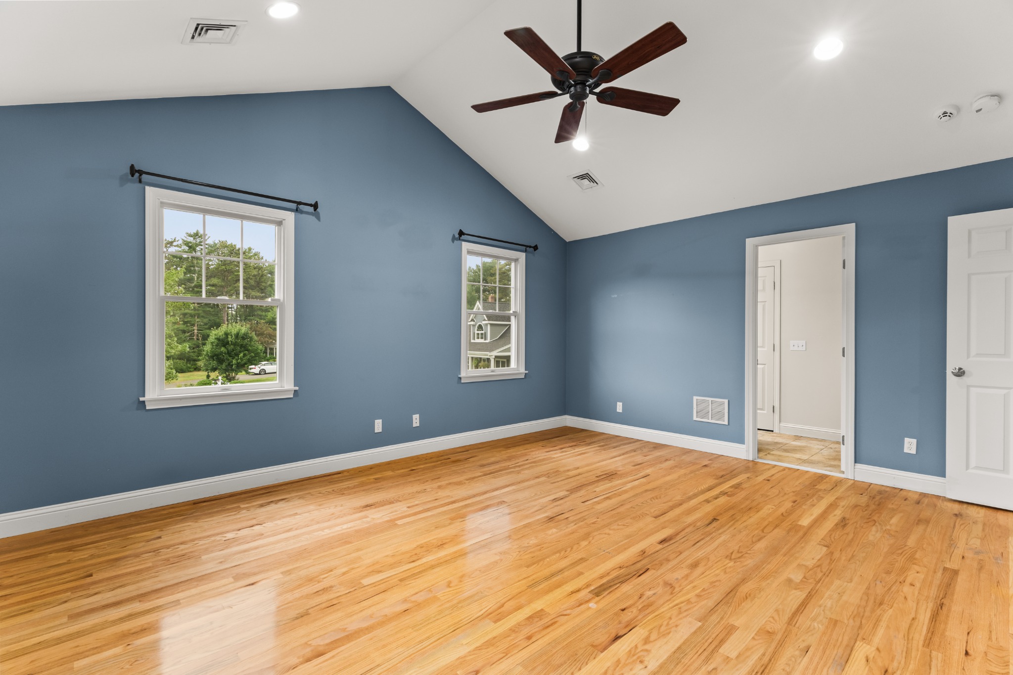 Additional bedroom with vaulted ceiling